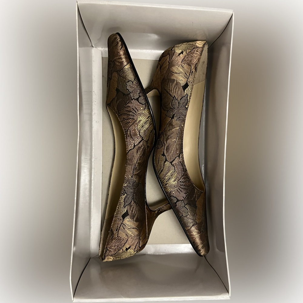NWT Kitten Heels